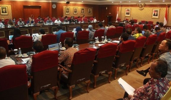 Deputi SDM Aparatur Setiawan Wangsaatmadja memimpin rapat e-formasi di Jakarta, Kamis, (07/04)